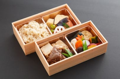 季節の炊き込みごはんと黒毛和牛すき煮膳 大 2,500円 小 2,160円
